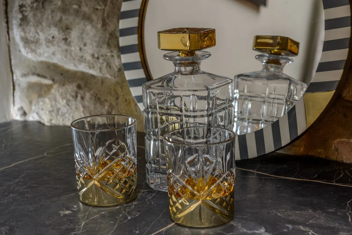 Drinks tray and glassware